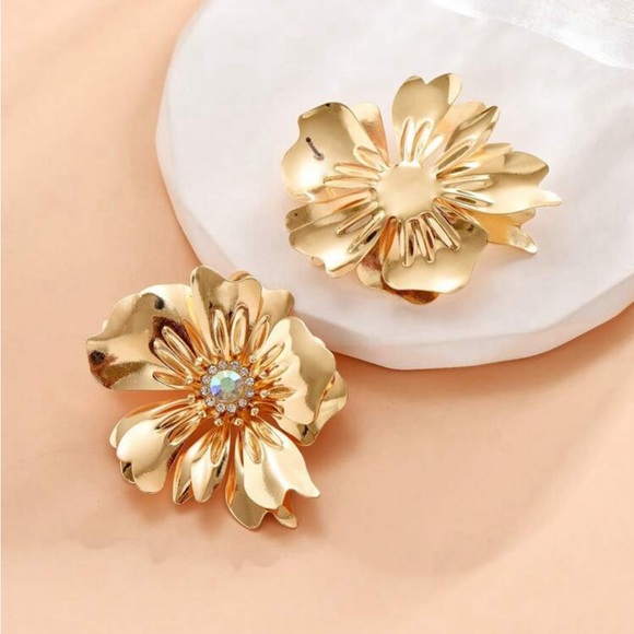 Gold flower oversized earrings - Gold flower statement earrings - gold flower - Picture 3 of 4
